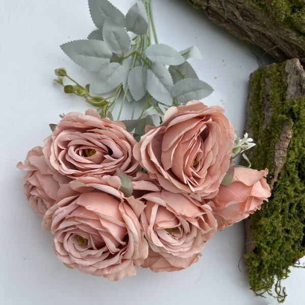 Троянда королівська пудра