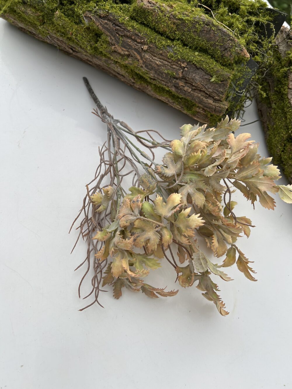 Декоративна гілка штучна з листям біла осіння