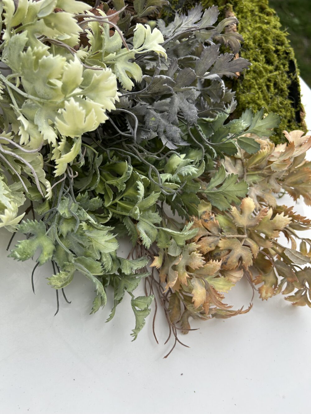 Декоративна гілка штучна з листям біла сіра зелена - Зображення 2