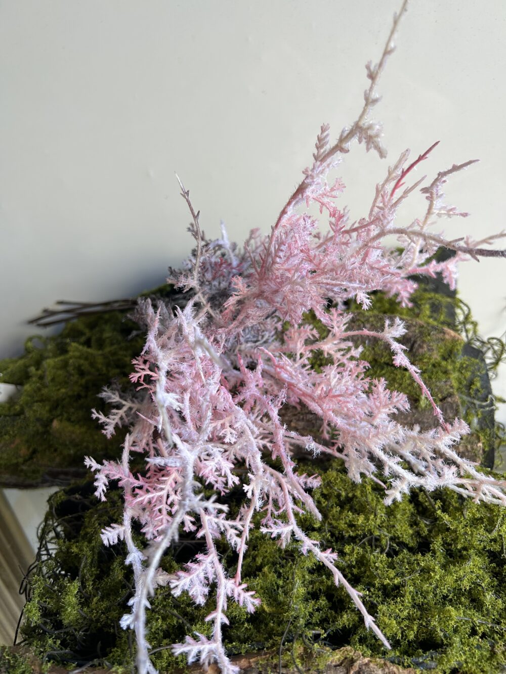 Гілка засніжена рожева