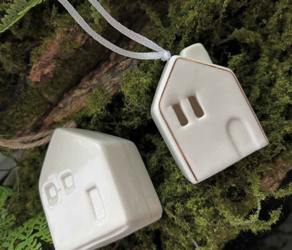 Керамічний будинок з обідком золотим