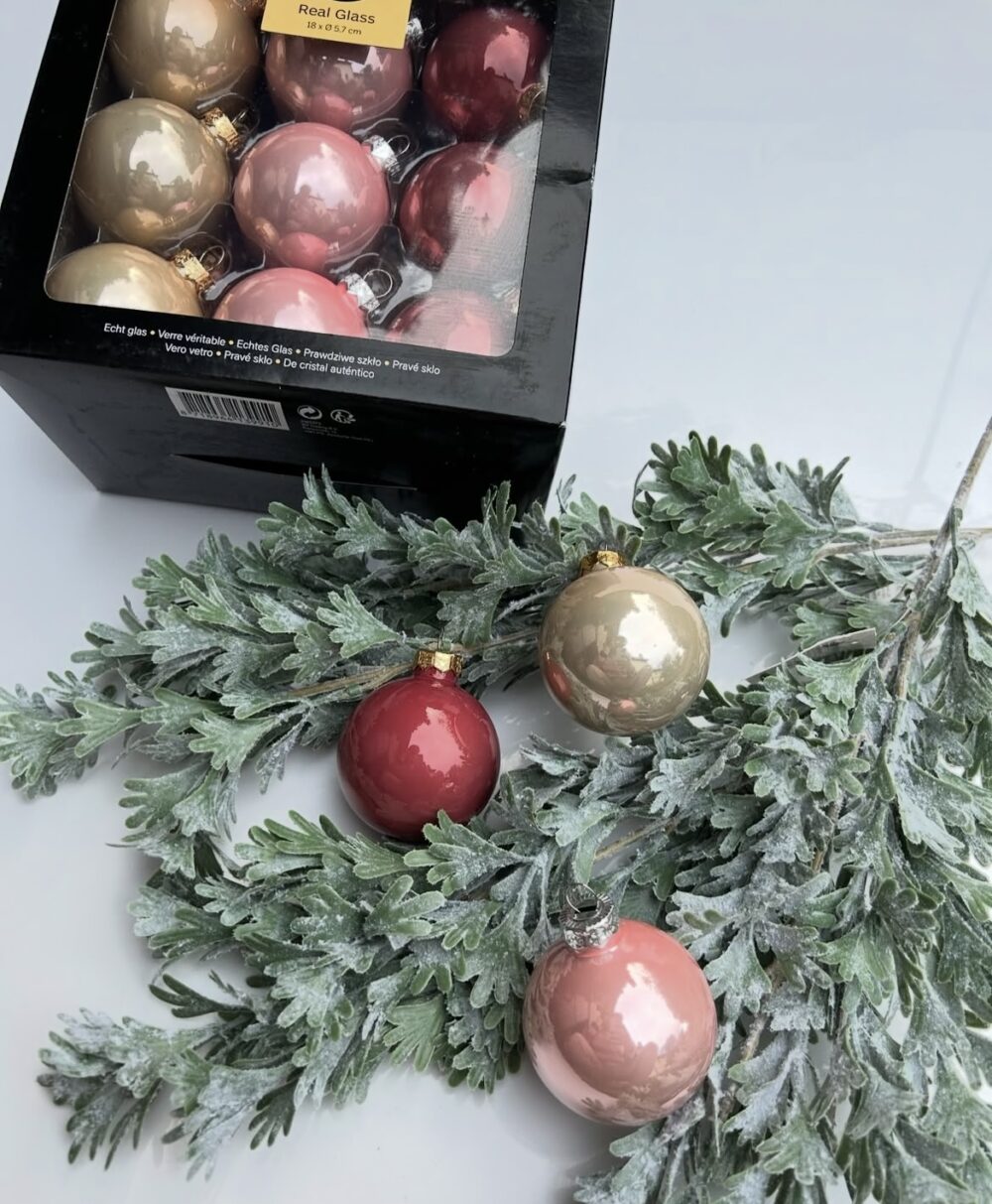 Кулі на ялинку рожеві