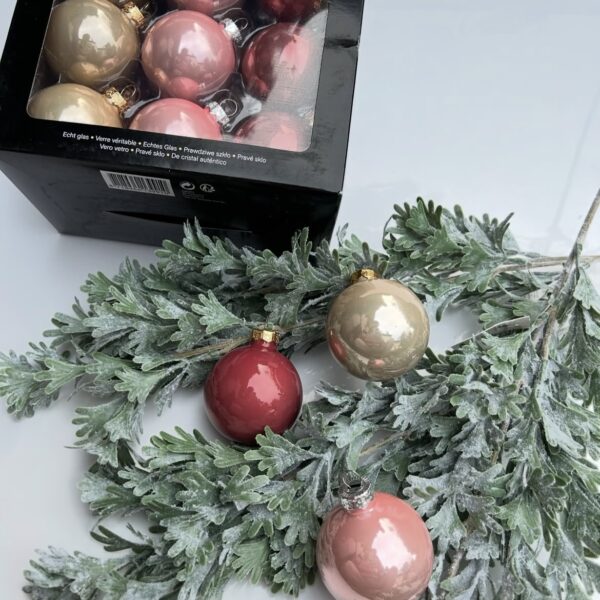 Кулі на ялинку рожеві